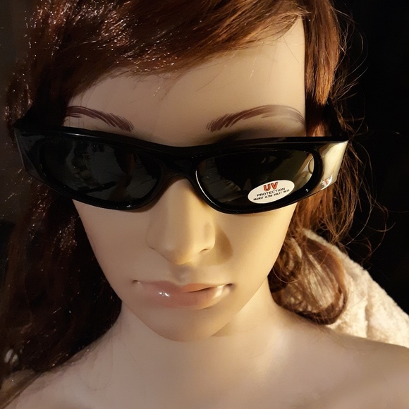 Black Plastic Framed Sunglasses w/ Dark Lenses - Picture 4 of 5